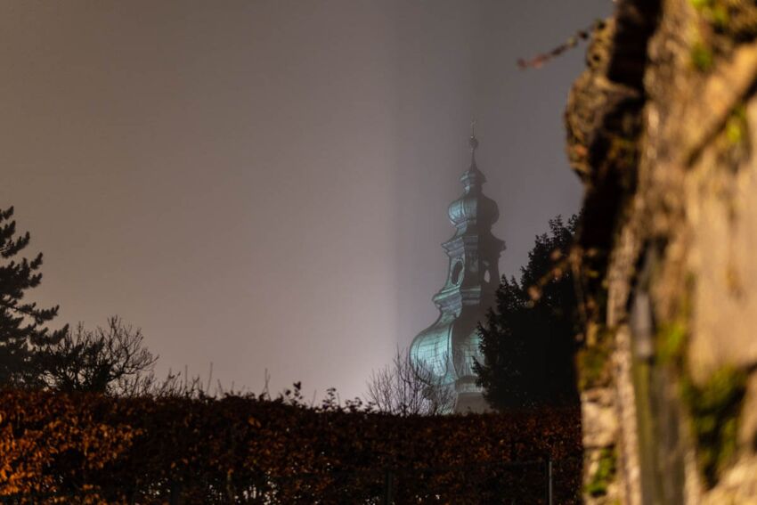 Nebelstimmung im Dezember – Blick auf die Kirche St. Peter am Mönchsberg in Salzburg