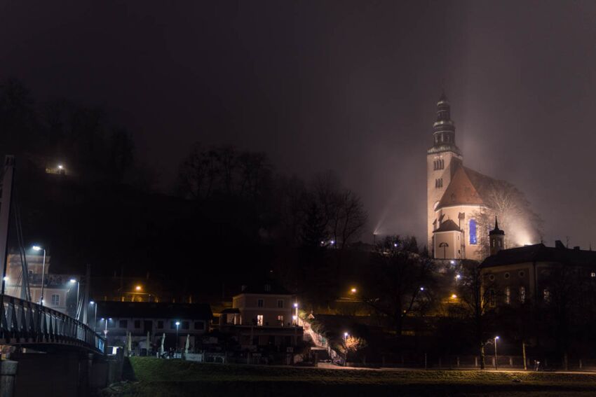 Nebelspaziergang im Dezember – Salzburg Müllner Steg und Müllner Kirche