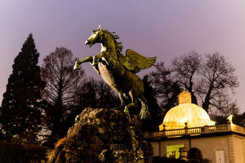 Pegasus im Salzburger Mirabellgarten bei Nacht und Nebel